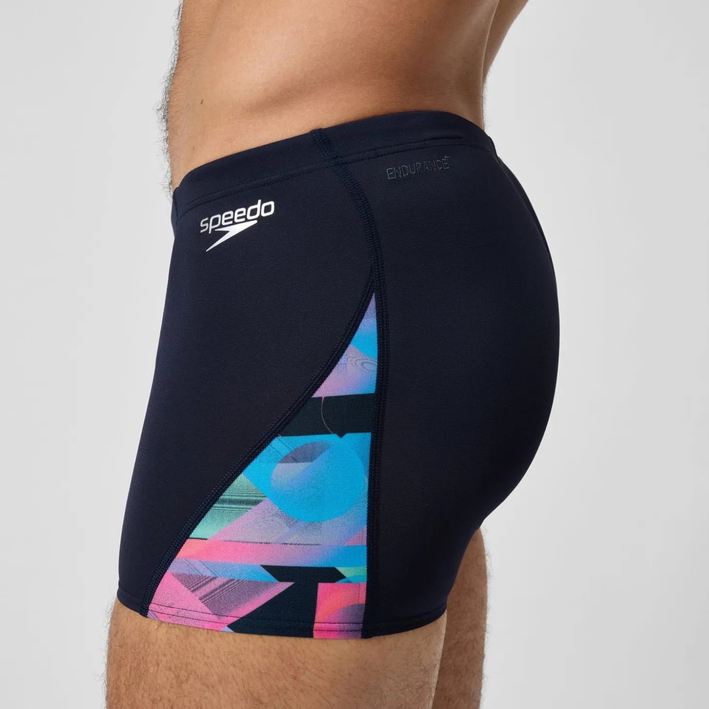 Short de bain Hommes coupe en V Allover Digital pour Hommes Bleu marine profond/Rouge sirène
