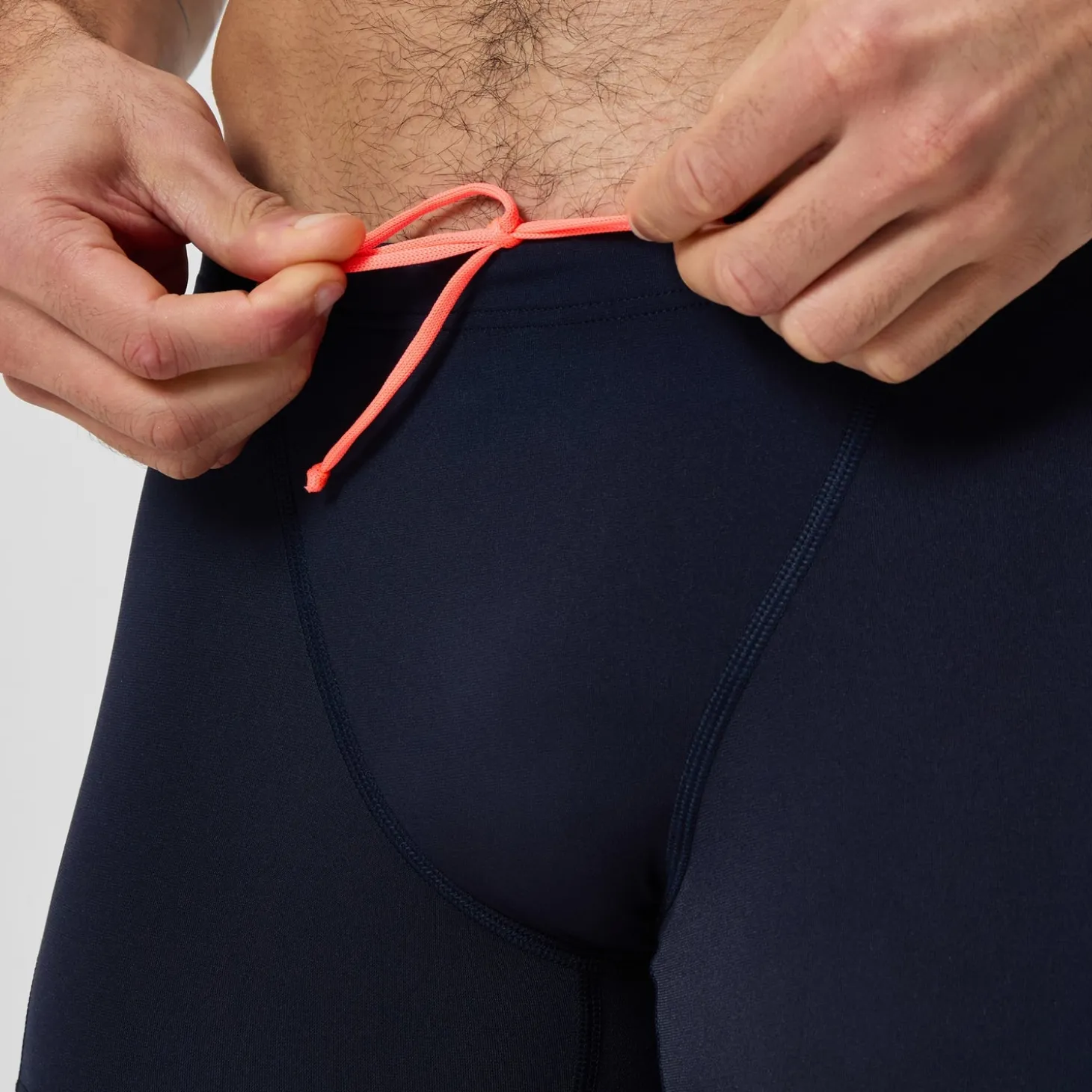 Short de bain Hommes coupe en V Allover Digital pour Hommes Bleu marine profond/Rouge sirène
