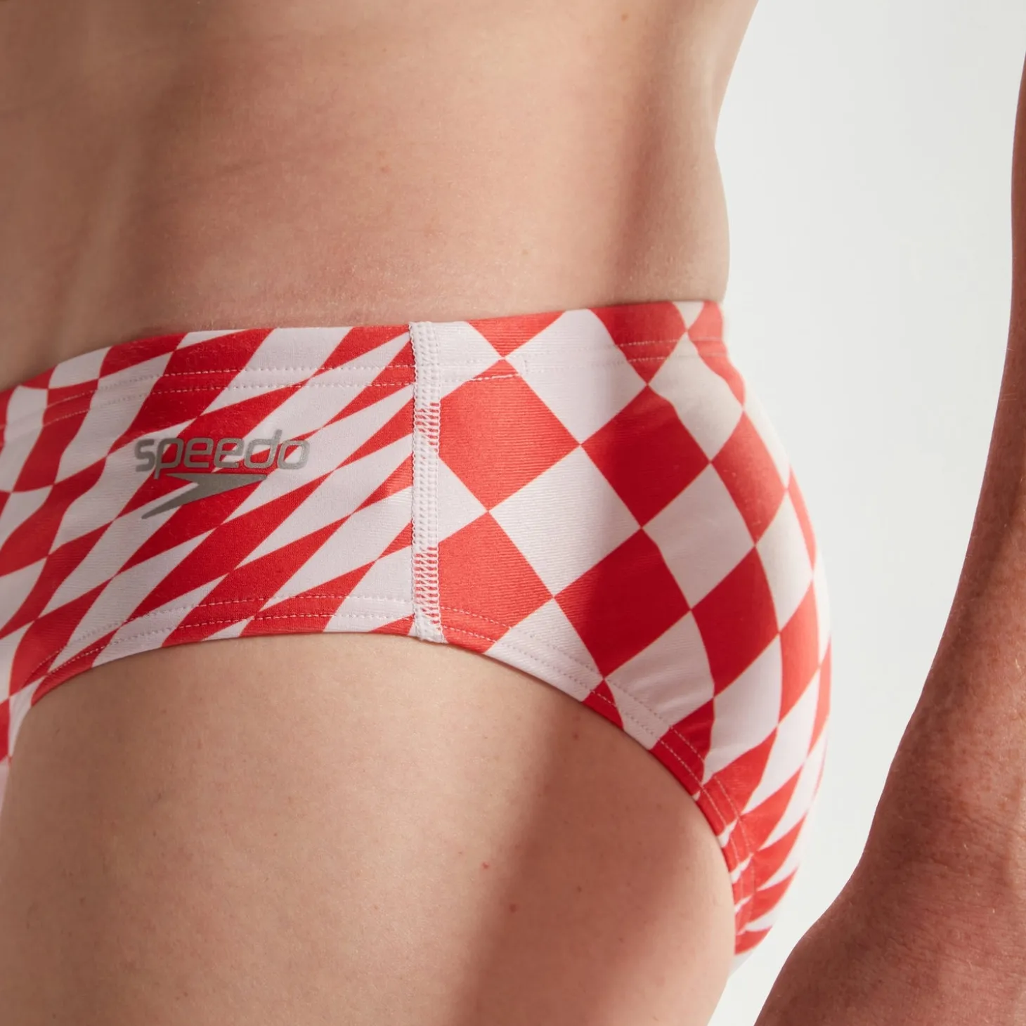 Slip de bain Club Training homme 8 cm Allover Digital Damier Rose/blanc